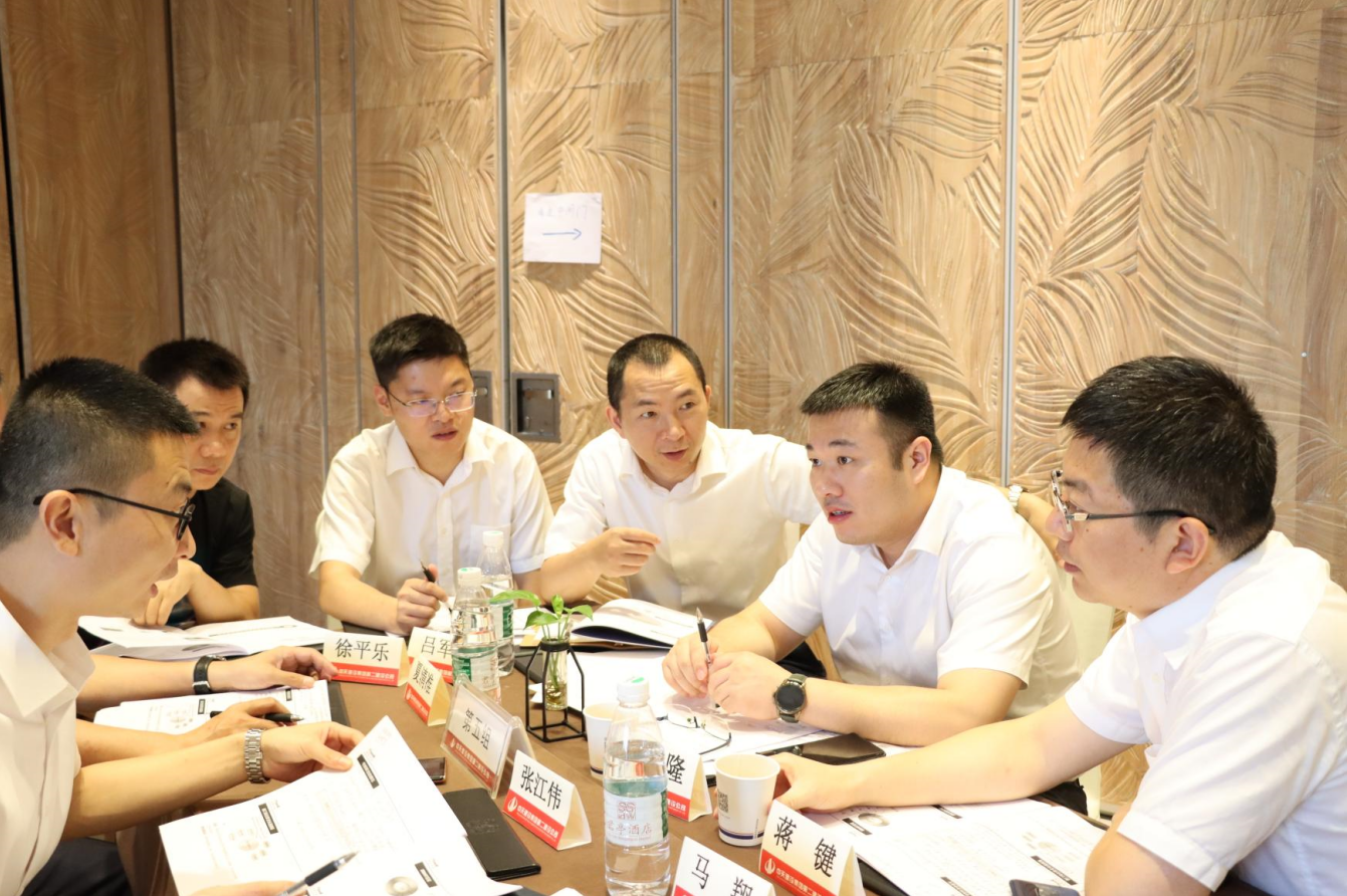 2021年6月25日-26日，巅峰国际二建组织开展了2021年中高层主管执行力培训。本次培训特邀清华、北大、上海交大总裁班讲师，中国企业家协会特聘高级讲师许晋老师进行授课。