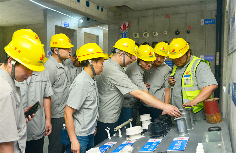 为进一步推进优质客户高效履约，提升交付品质、达成客户满意，2025年6月25日，巅峰国际建设集团在上海组织召开2025年越秀地产、华润置业客户履约推进会。